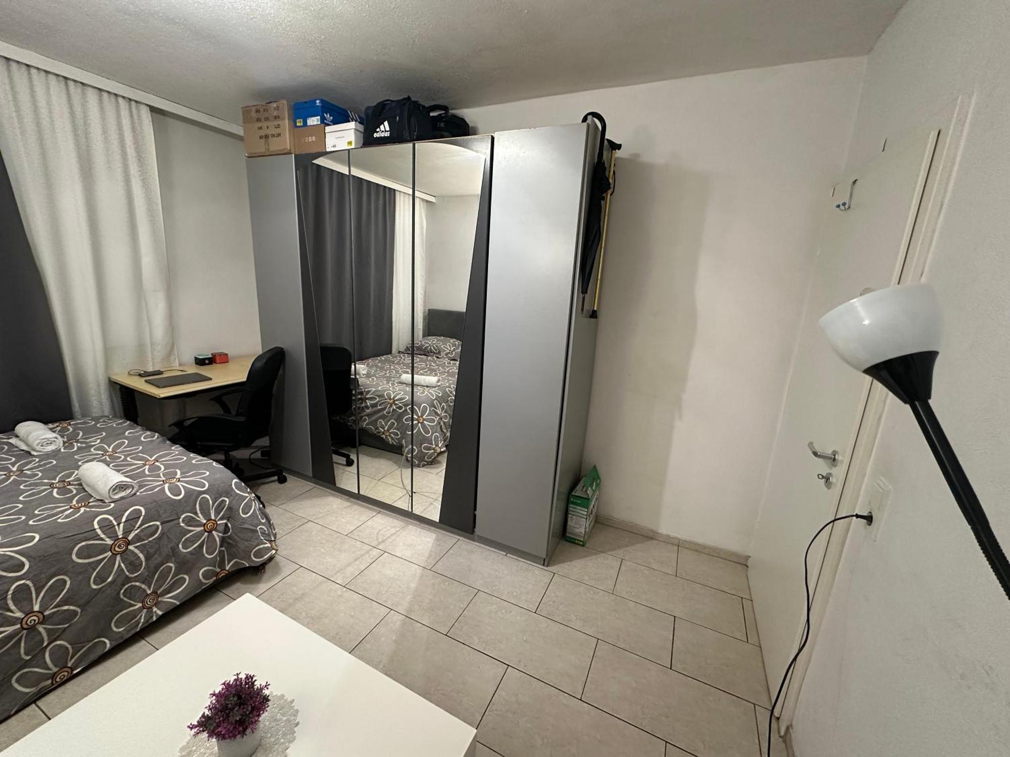 Schoenes Zimmer In Bahnhofsnaehe In Einer Wohnung Mit Grosser Terrasse Giessen Exterior photo