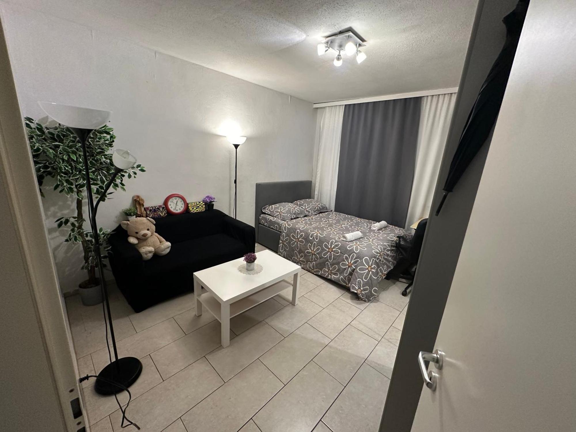 Schoenes Zimmer In Bahnhofsnaehe In Einer Wohnung Mit Grosser Terrasse Giessen Exterior photo